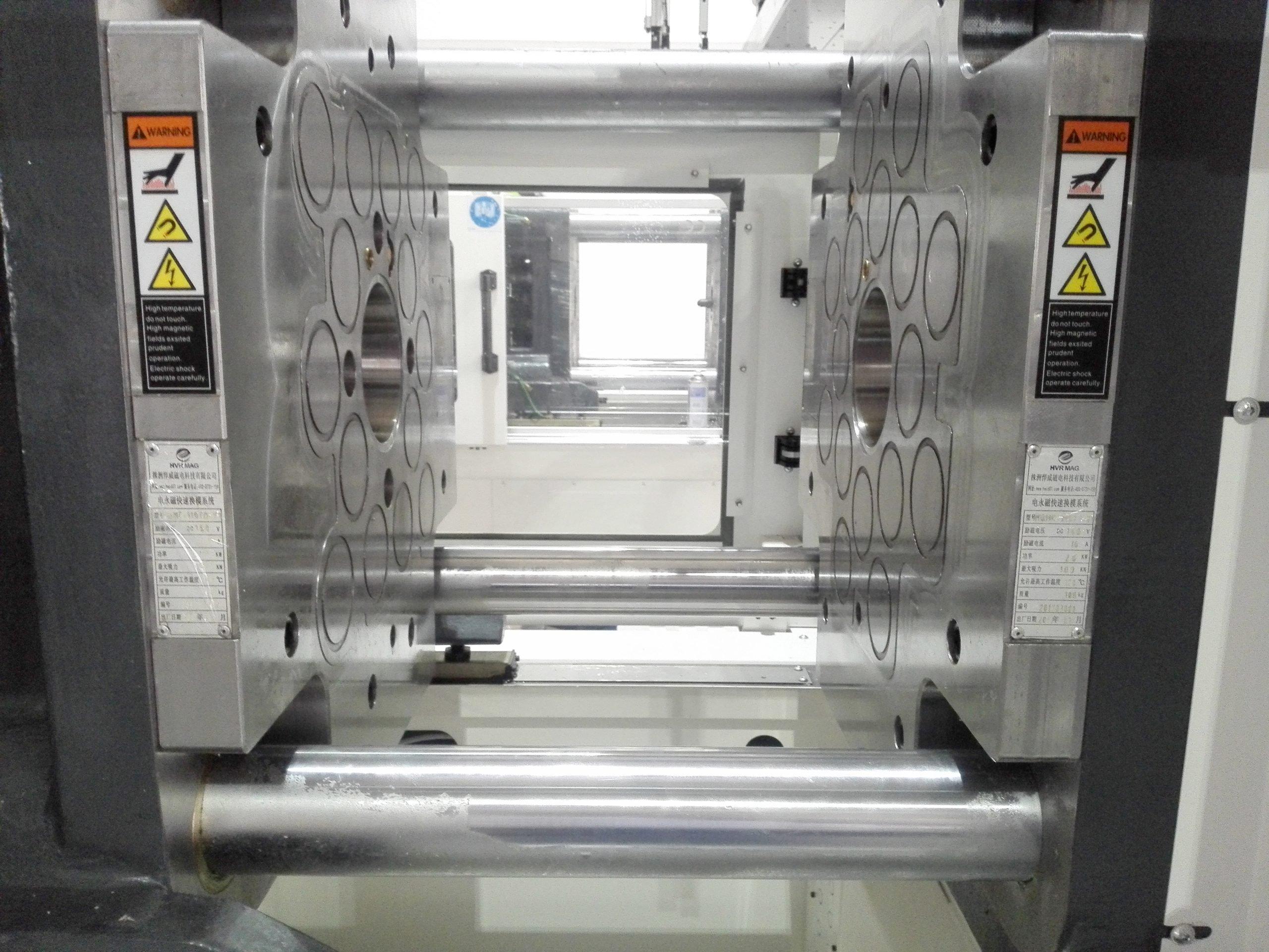 magnetic quick mold change system
