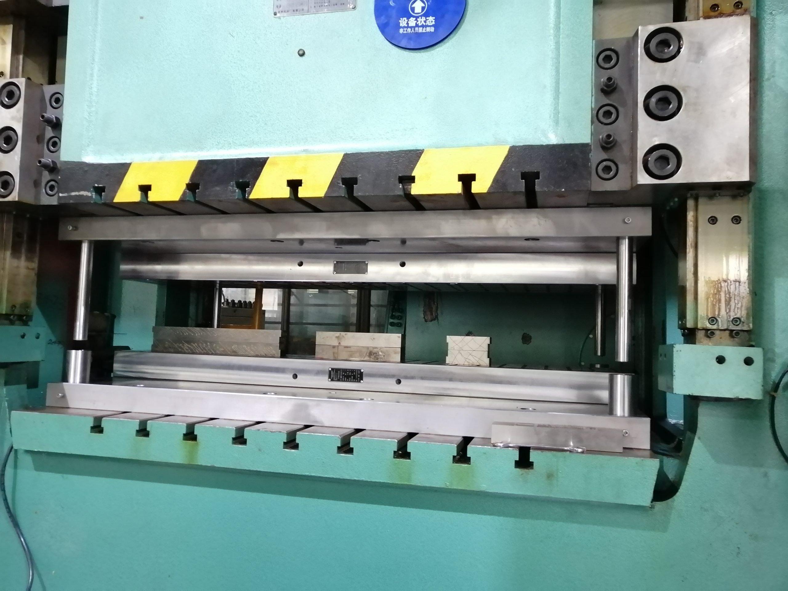 magnetic platen for stamping press