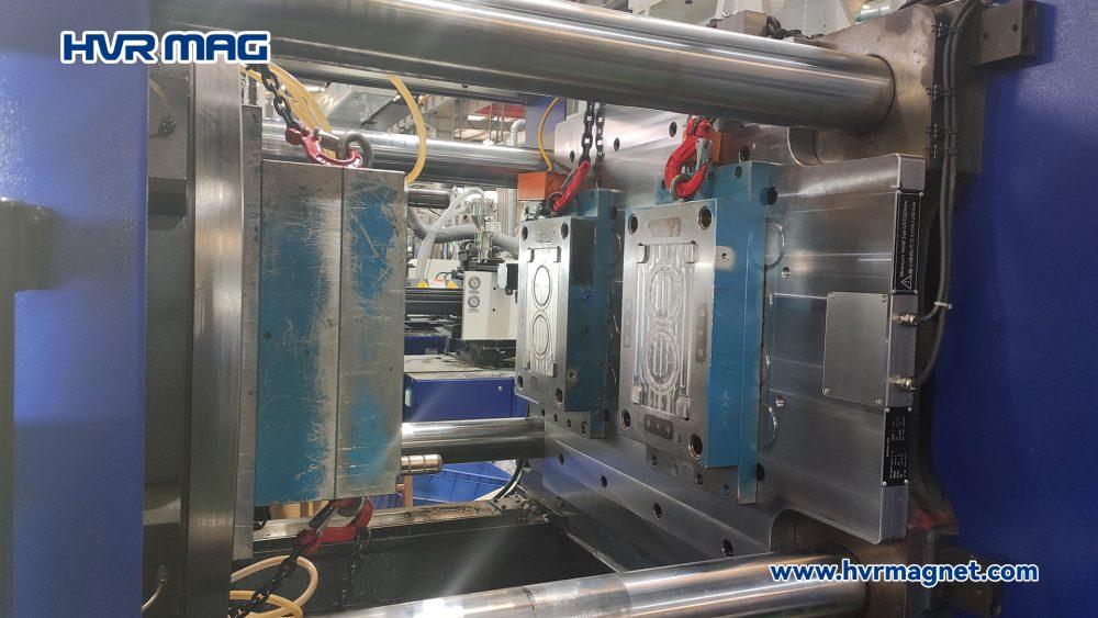 Magnetic quick mold change system for 250T dual color injection molding machine