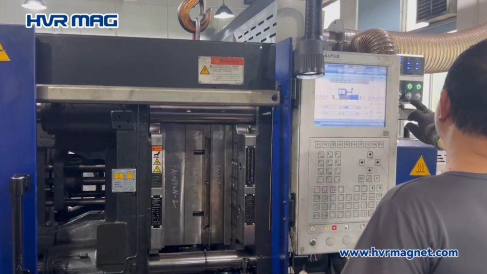 magnetic clamping system for plastic pipe injection molding