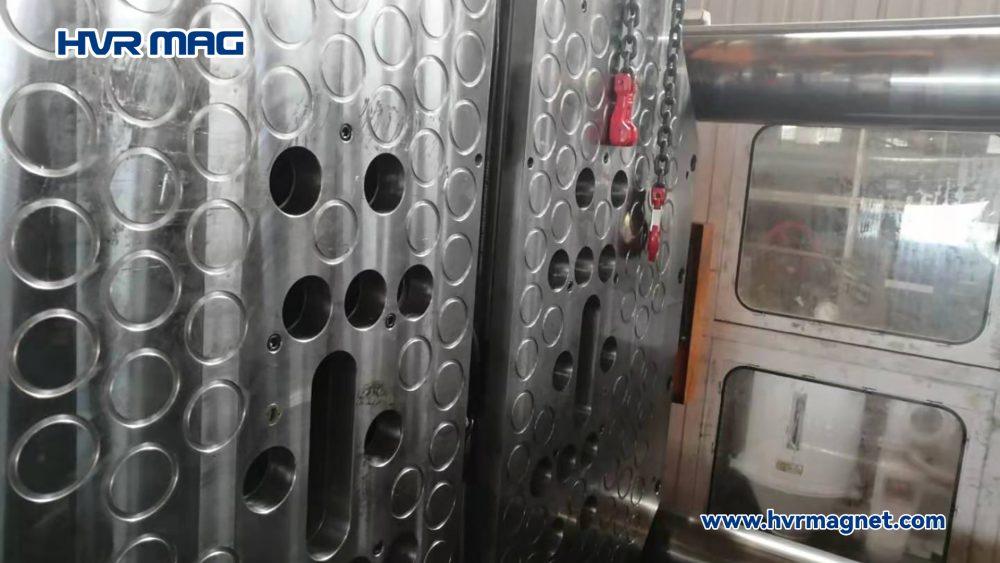 magnetic platens in injection molding machine