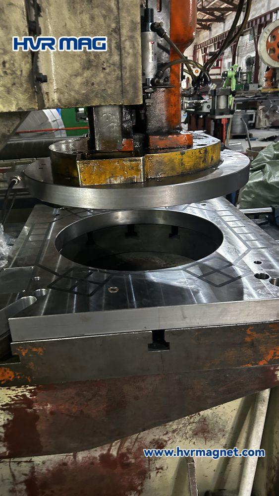 magnetic quick mold change system for metal stamping machine
