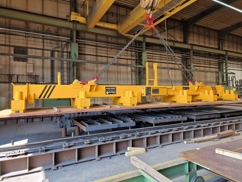 HVR MAG electro-permanent lifting beam lifting steel plates on a workshop crane