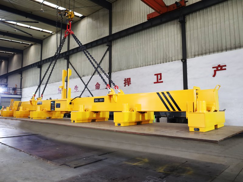 Telescopic magnetic lifting beam carrying a long steel plate